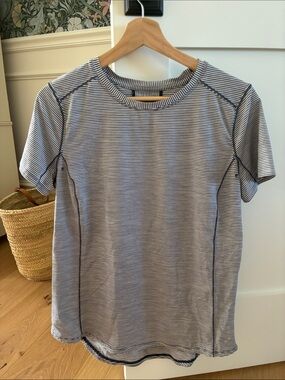 Duluth Trading Co Women's Short-Sleeve Striped Tee in Navy and White-size M
